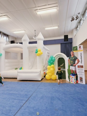 School fun day with white castle, arch and Springbok-themed decor